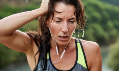 donna molto affatica che recupera le forze